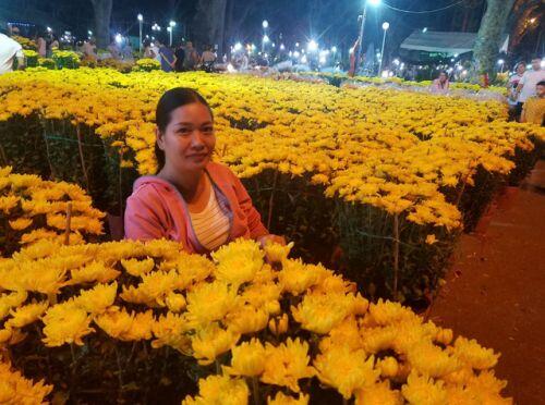 Cúc, quất... giá giảm hơn một nửa, dân Sài Gòn đổ xô đi mua