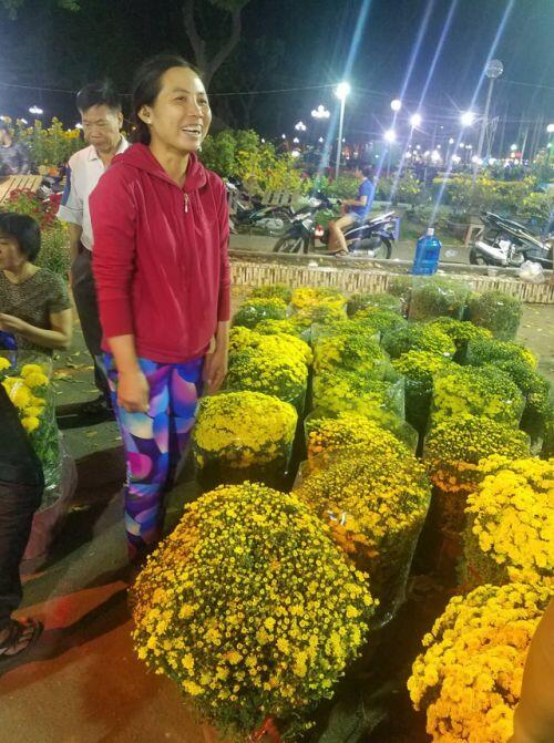 Cúc, quất... giá giảm hơn một nửa, dân Sài Gòn đổ xô đi mua