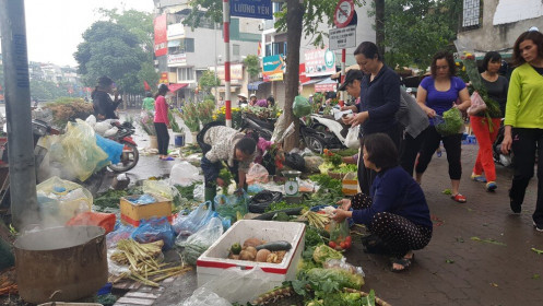 Hà Nội: Giá thịt lợn, thịt gà tăng kỷ lục, người dân chen nhau mua 30 Tết