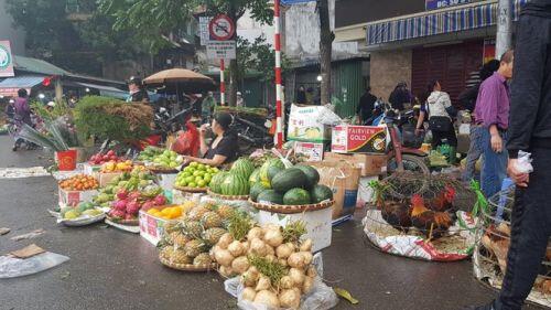 Hà Nội: Giá thịt lợn, thịt gà tăng kỷ lục, người dân chen nhau mua 30 Tết