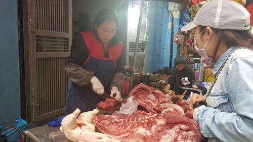 Hà Nội: Giá thịt lợn, thịt gà tăng kỷ lục, người dân chen nhau mua 30 Tết