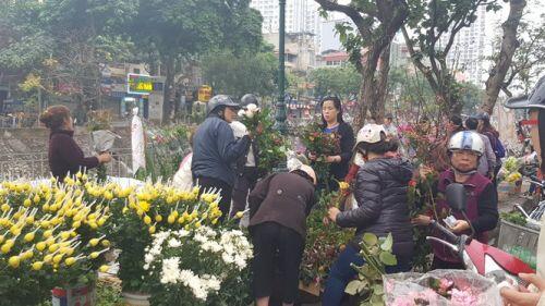 Hà Nội: Giá thịt lợn, thịt gà tăng kỷ lục, người dân chen nhau mua 30 Tết