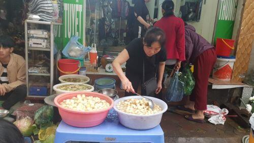 Hà Nội: Giá thịt lợn, thịt gà tăng kỷ lục, người dân chen nhau mua 30 Tết