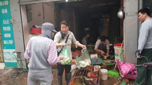 Hà Nội: Giá thịt lợn, thịt gà tăng kỷ lục, người dân chen nhau mua 30 Tết
