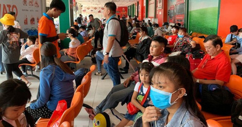 Mùng 1 Tết, bến xe miền Tây đông kín người đổ về quê