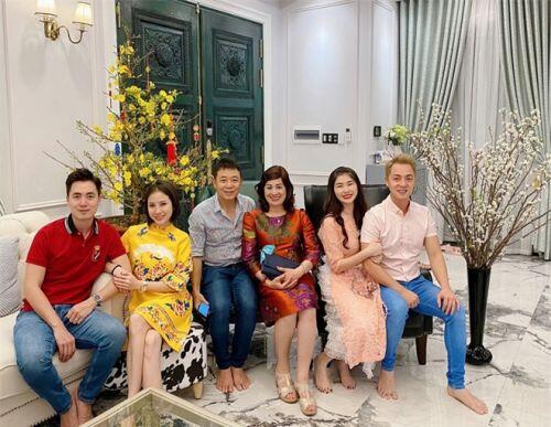 Ngắm đã mắt căn biệt thự 2 triệu USD mới tậu của vợ chồng Đăng Khôi ngày Tết: Xa hoa, sang trọng chẳng khác gì khách sạn 5 sao