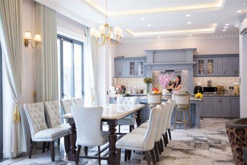 Ngắm đã mắt căn biệt thự 2 triệu USD mới tậu của vợ chồng Đăng Khôi ngày Tết: Xa hoa, sang trọng chẳng khác gì khách sạn 5 sao