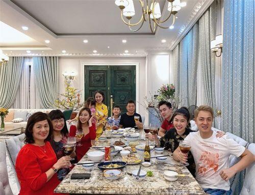 Ngắm đã mắt căn biệt thự 2 triệu USD mới tậu của vợ chồng Đăng Khôi ngày Tết: Xa hoa, sang trọng chẳng khác gì khách sạn 5 sao