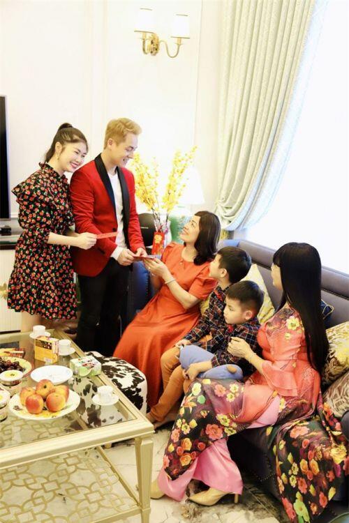 Ngắm đã mắt căn biệt thự 2 triệu USD mới tậu của vợ chồng Đăng Khôi ngày Tết: Xa hoa, sang trọng chẳng khác gì khách sạn 5 sao