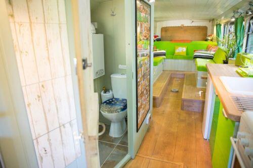 Mua xe buýt hai tầng gần 150 triệu đồng biến thành ngôi nhà mơ ước