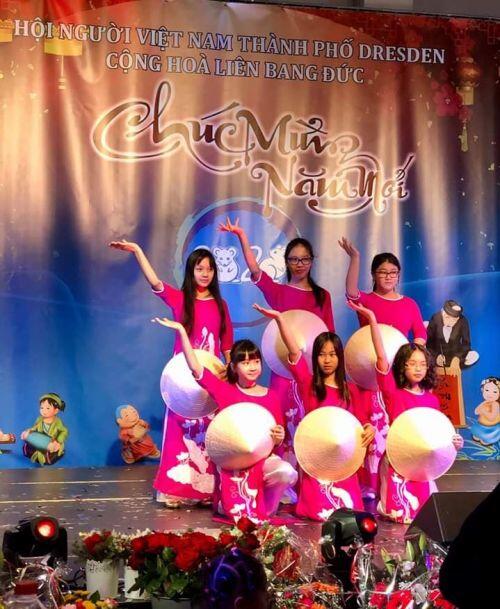 Tết Ta ở trời Tây: Xa mà gần, gần nhưng thật xa!