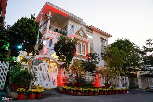 Cảnh trang hoàng đón Tết tại phố nhà giàu TP HCM