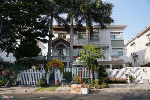 Cảnh trang hoàng đón Tết tại phố nhà giàu TP HCM