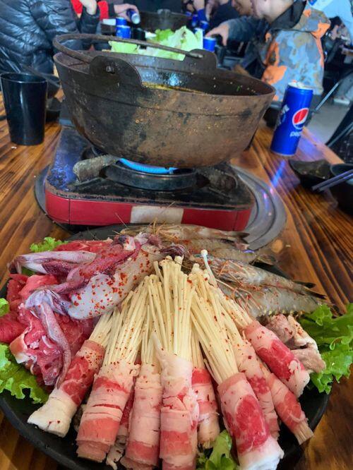Bỏ 600.000 đồng cho 1 nồi lẩu ngày Tết, 'hết hồn' khi thấy 'nồi cám lợn'