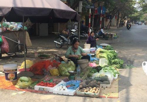 Mùng 4 Tết: Rau xanh, thủy hải sản tại Hà Nội tăng giá mạnh