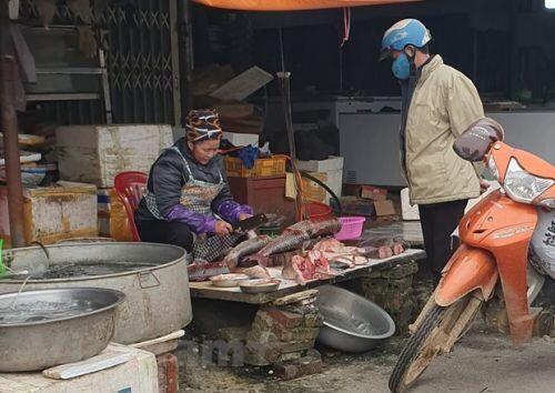 Mùng 4 Tết: Rau xanh, thủy hải sản tại Hà Nội tăng giá mạnh