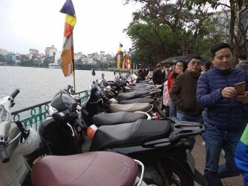 Hà Nội: Loạn 'chặt chém' tiền gửi xe tại các điểm du xuân