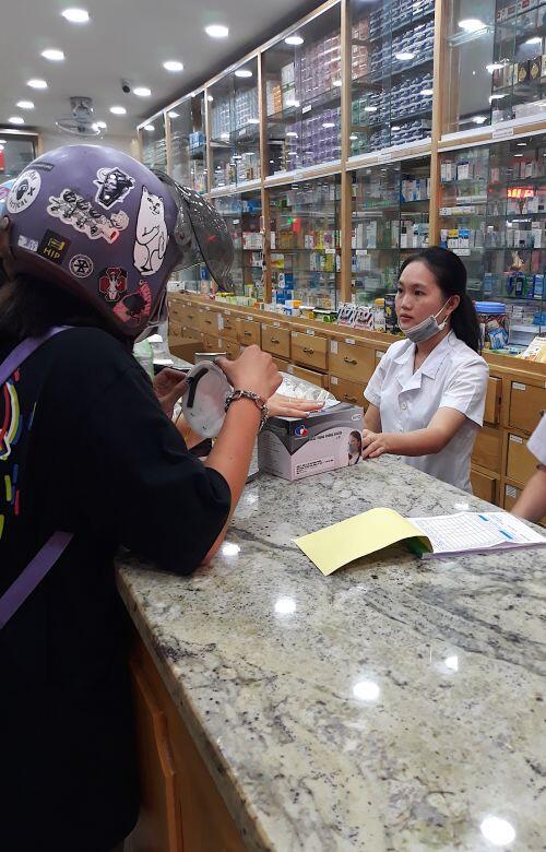 “Cháy” hàng, nhà thuốc "hét" giá 90.000 đồng/khẩu trang