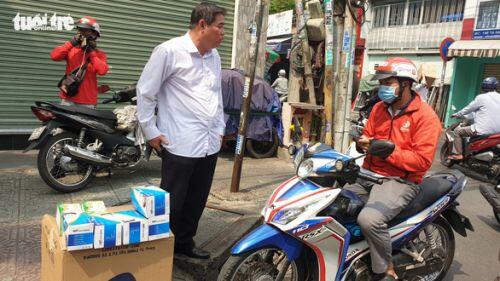 Khẩu trang tràn ra vỉa hè, giá cả loạn xị