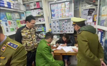 Hà Nội: Hai cửa hàng bán khẩu trang giá "cắt cổ" bị phạt hàng chục triệu đồng