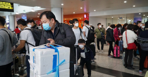 Nhóm khách Trung Quốc “cố thủ” ở Nội Bài, nhất quyết không lên máy bay về nước