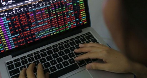 Chứng khoán bị bán tháo, VN-Index xuống thấp nhất 3 năm