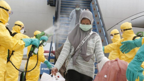 Cận cảnh công dân Indonesia trở về từ Vũ Hán được khử trùng "từ đầu tới chân"
