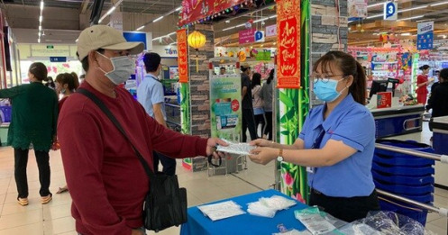 Siêu thị bán khẩu trang gấp 50-60 lần ngày thường, phải đặt sản xuất gấp