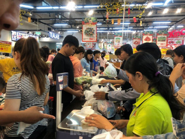 Trữ thức ăn trước dịch corona, nhiều siêu thị hết veo thực phẩm