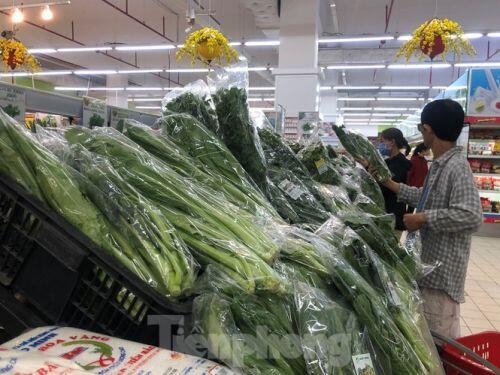 Trữ thức ăn trước dịch corona, nhiều siêu thị hết veo thực phẩm