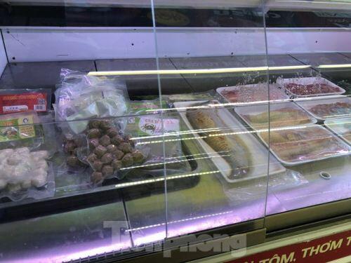 Trữ thức ăn trước dịch corona, nhiều siêu thị hết veo thực phẩm