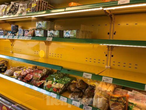 Trữ thức ăn trước dịch corona, nhiều siêu thị hết veo thực phẩm