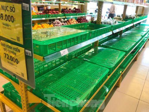 Trữ thức ăn trước dịch corona, nhiều siêu thị hết veo thực phẩm
