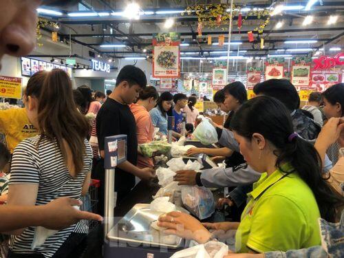 Trữ thức ăn trước dịch corona, nhiều siêu thị hết veo thực phẩm