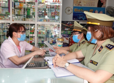 Xử lý 74 cửa hiệu bán khẩu trang vi phạm trong ngày 3/2