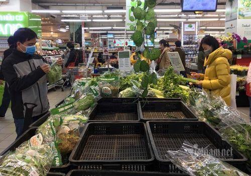 Rau củ cháy hàng, dân mua vét sạch, kệ siêu thị trống trơn