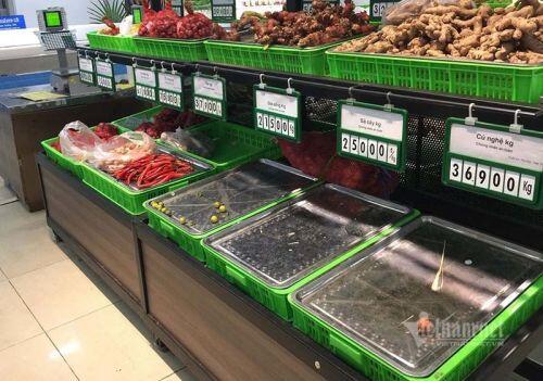 Rau củ cháy hàng, dân mua vét sạch, kệ siêu thị trống trơn