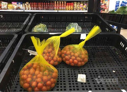 Rau củ cháy hàng, dân mua vét sạch, kệ siêu thị trống trơn