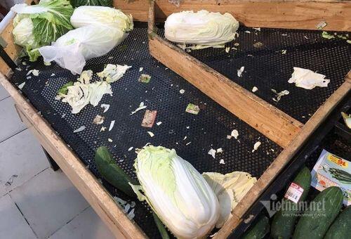 Rau củ cháy hàng, dân mua vét sạch, kệ siêu thị trống trơn