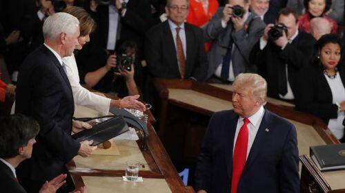 Chủ tịch Hạ viện Mỹ xé nát bài phát biểu liên bang của ông Trump