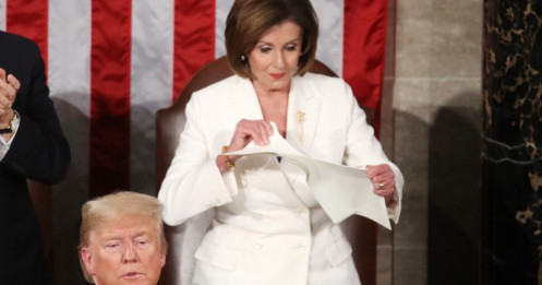 Chủ tịch Hạ viện Mỹ xé nát bài phát biểu liên bang của ông Trump