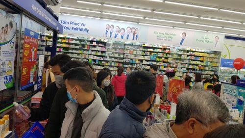 Dân Hà Nội xếp hàng cả buổi sáng chỉ để mua 1 hộp khẩu trang 35 nghìn đồng