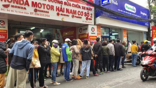 Dân Hà Nội xếp hàng cả buổi sáng chỉ để mua 1 hộp khẩu trang 35 nghìn đồng