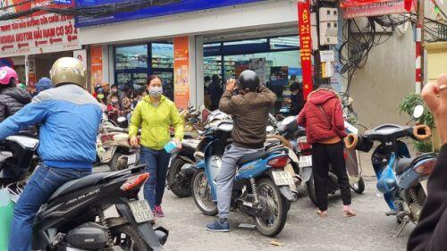 Dân Hà Nội xếp hàng cả buổi sáng chỉ để mua 1 hộp khẩu trang 35 nghìn đồng