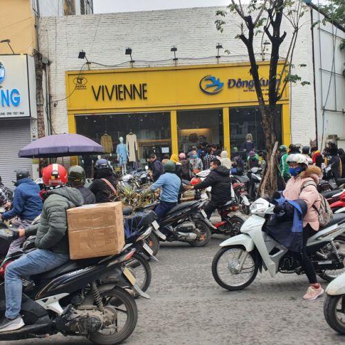 Dân Hà Nội xếp hàng cả buổi sáng chỉ để mua 1 hộp khẩu trang 35 nghìn đồng