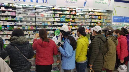 Dân Hà Nội xếp hàng cả buổi sáng chỉ để mua 1 hộp khẩu trang 35 nghìn đồng