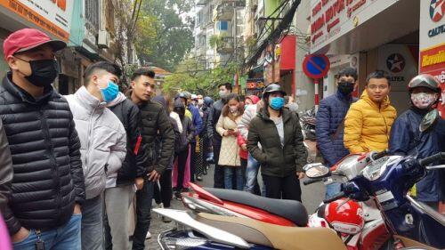 Dân Hà Nội xếp hàng cả buổi sáng chỉ để mua 1 hộp khẩu trang 35 nghìn đồng