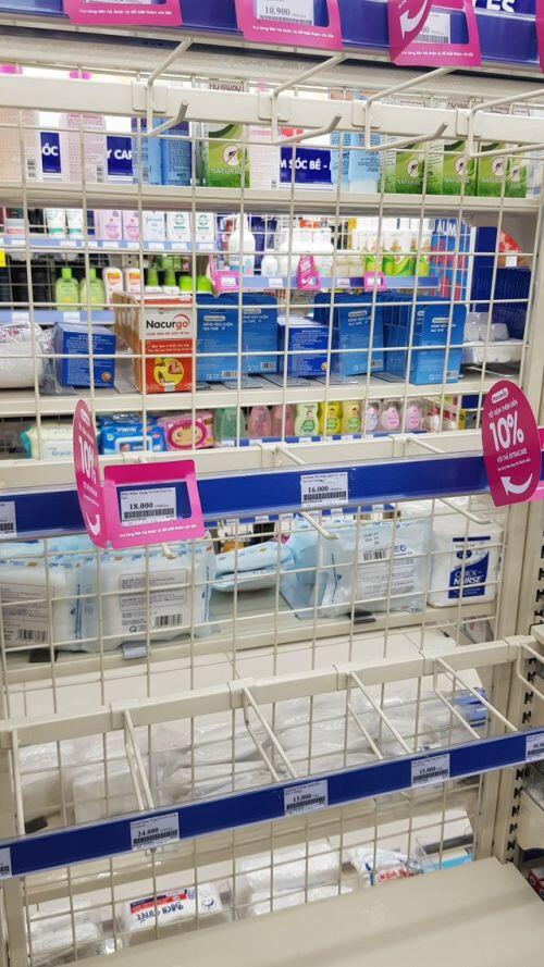 Dân Hà Nội xếp hàng cả buổi sáng chỉ để mua 1 hộp khẩu trang 35 nghìn đồng