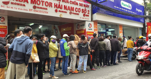 Dân Hà Nội xếp hàng cả buổi sáng chỉ để mua 1 hộp khẩu trang 35 nghìn đồng