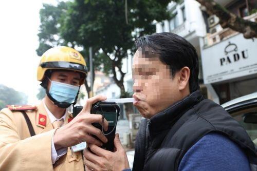 Tạm dừng dùng phễu thổi khi đo nồng độ cồn giữa thời dịch virus Corona